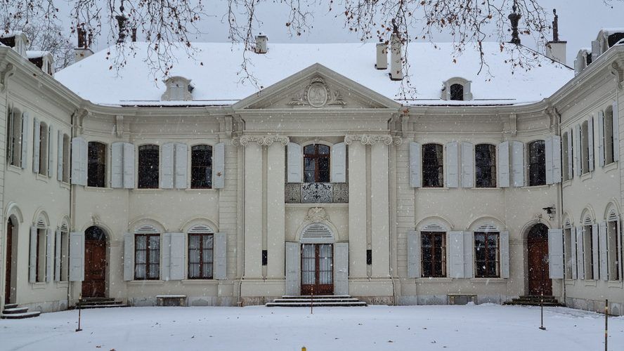 Vue hivernale du Château de Crans sous la neige, dans les coteaux du vignoble certifié Bio Bourgeon de La Côte, près de Nyon, en Suisse.