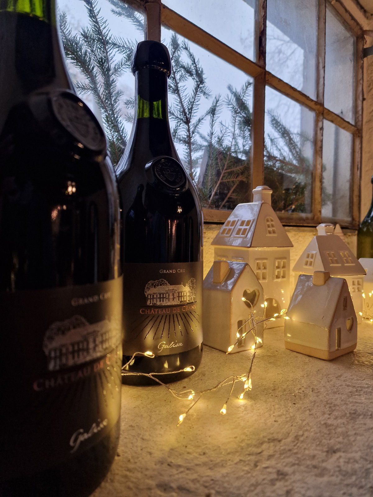 Vin doux Galisse en pot vaudois Château de Crans décoré pour les fêtes de fin d’année