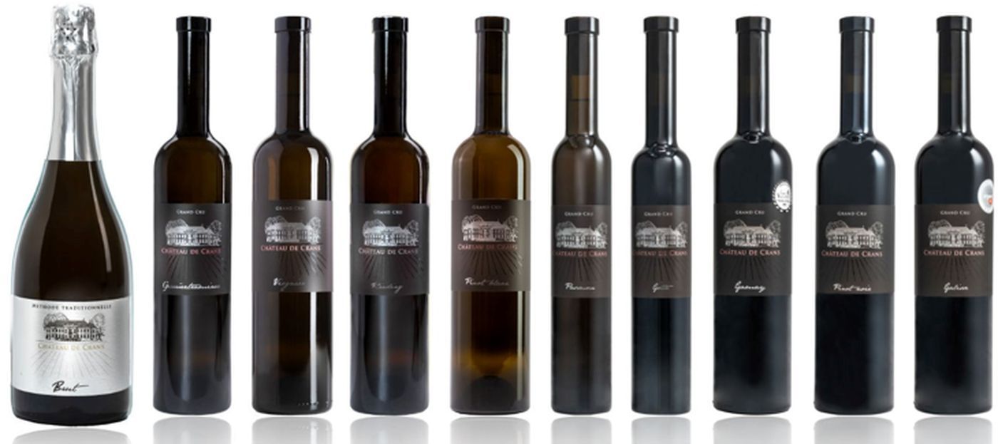 Alignement des bouteilles de la gamme Saladin du Château de Crans, des cuvées suisses de caractère destinées à la table et aux grands moments.