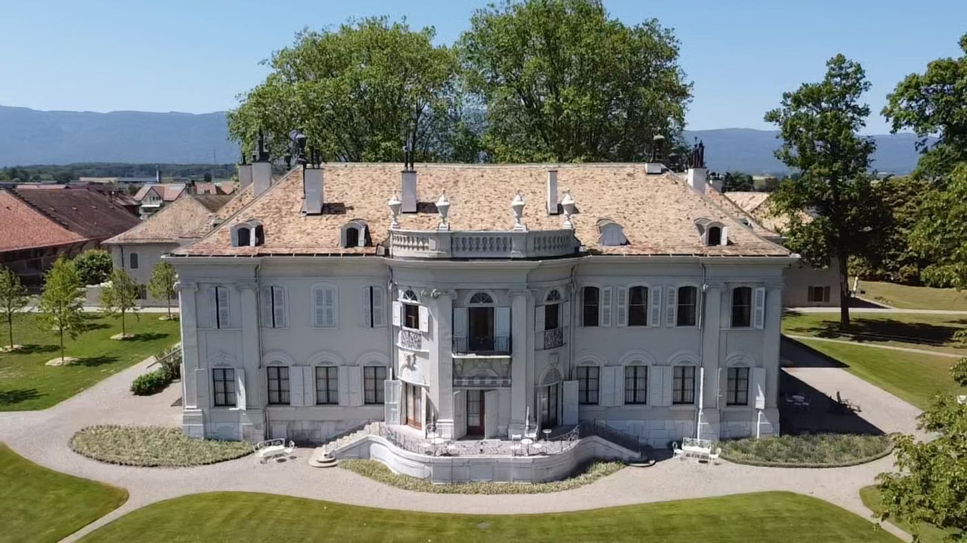 Vue du domaine viticole du Château de Crans, situé dans la région de La Côte (Vaud), en Suisse. Le château historique abrite un domaine produisant des vins suisses biologiques.
