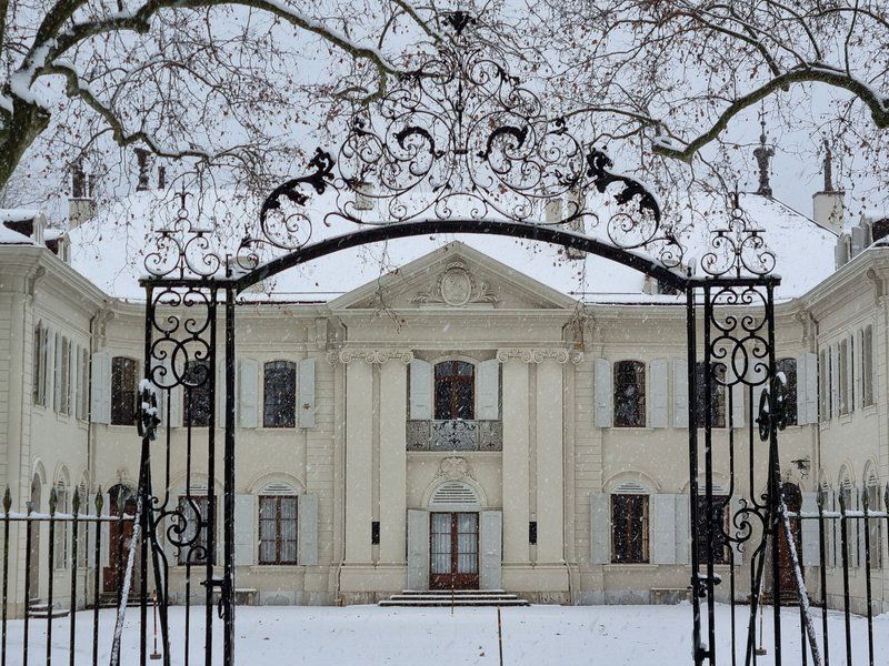 Façade du Château de Crans sous la neige, lieu de la Féerie de Noël, événement convivial et familial dans le vignoble de La Côte.