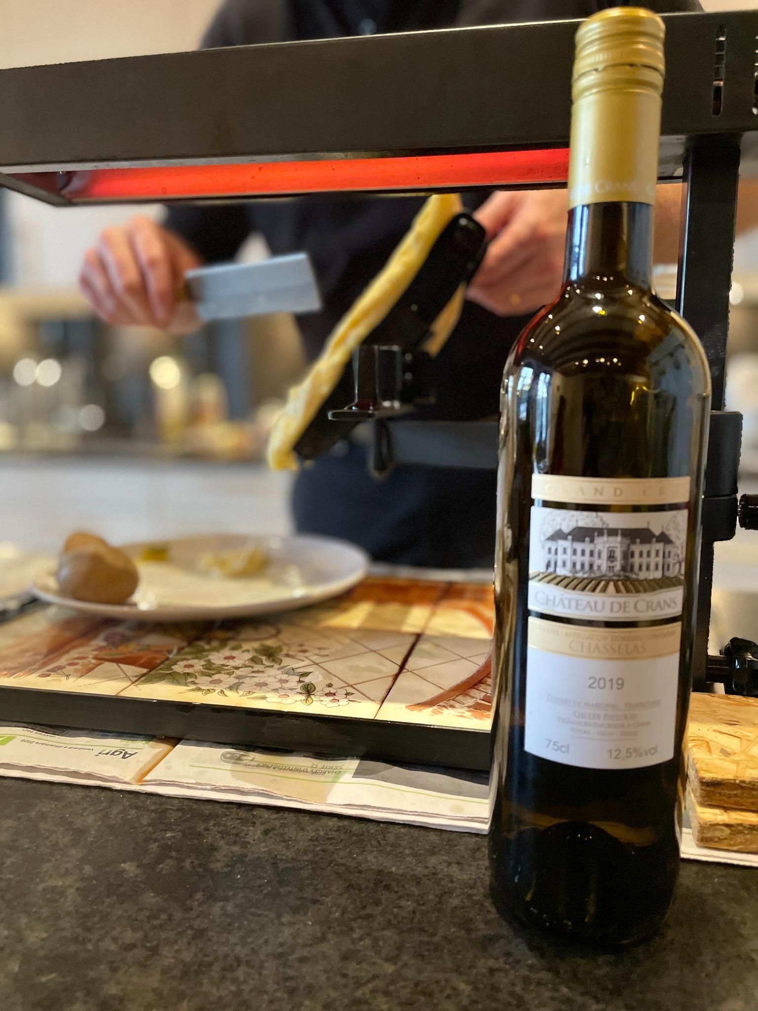 Chasselas Château de Crans servi avec raclette, AOC La Côte