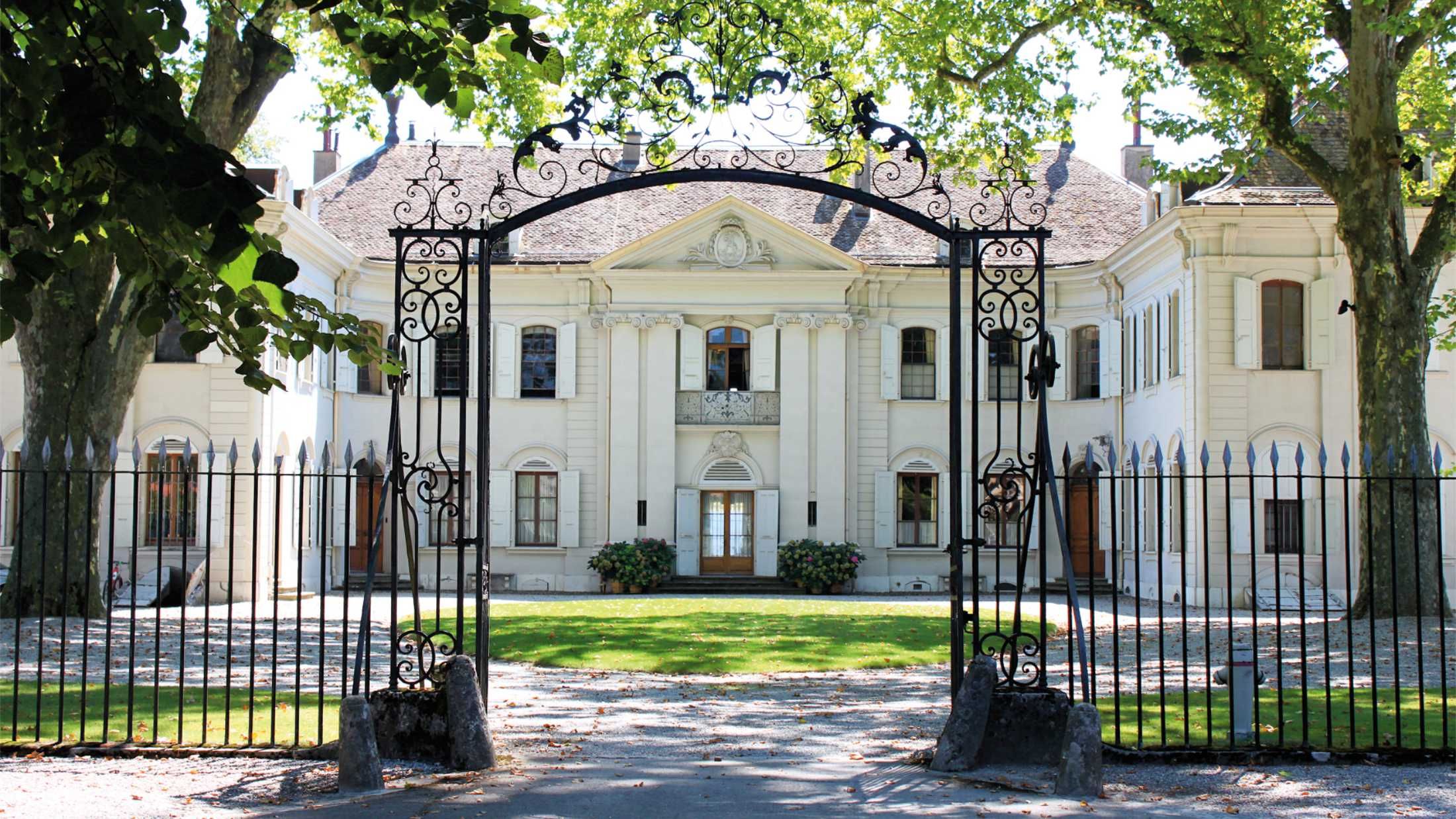 Vue du domaine viticole du Château de Crans, situé au cœur de la région de La Côte (Vaud), en Suisse. Le domaine produit des vins suisses biologiques reconnus pour leur élégance et leur lien au terroir.